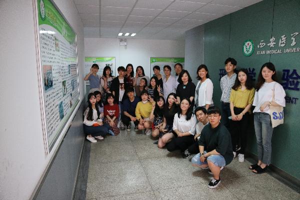 韩国学生在基础医学部实验实训中心合影留念 韩国学生在基础医学部实验实训中心合影留念
